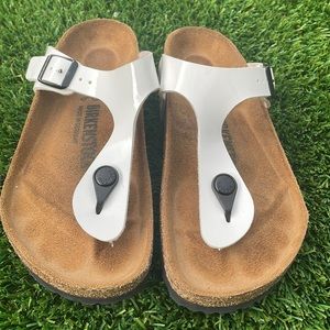 Like New - BIRKENSTOCK GIZEH BIRKO-FLOR WHITE PATENT LEATHER SANDAL SZ 36